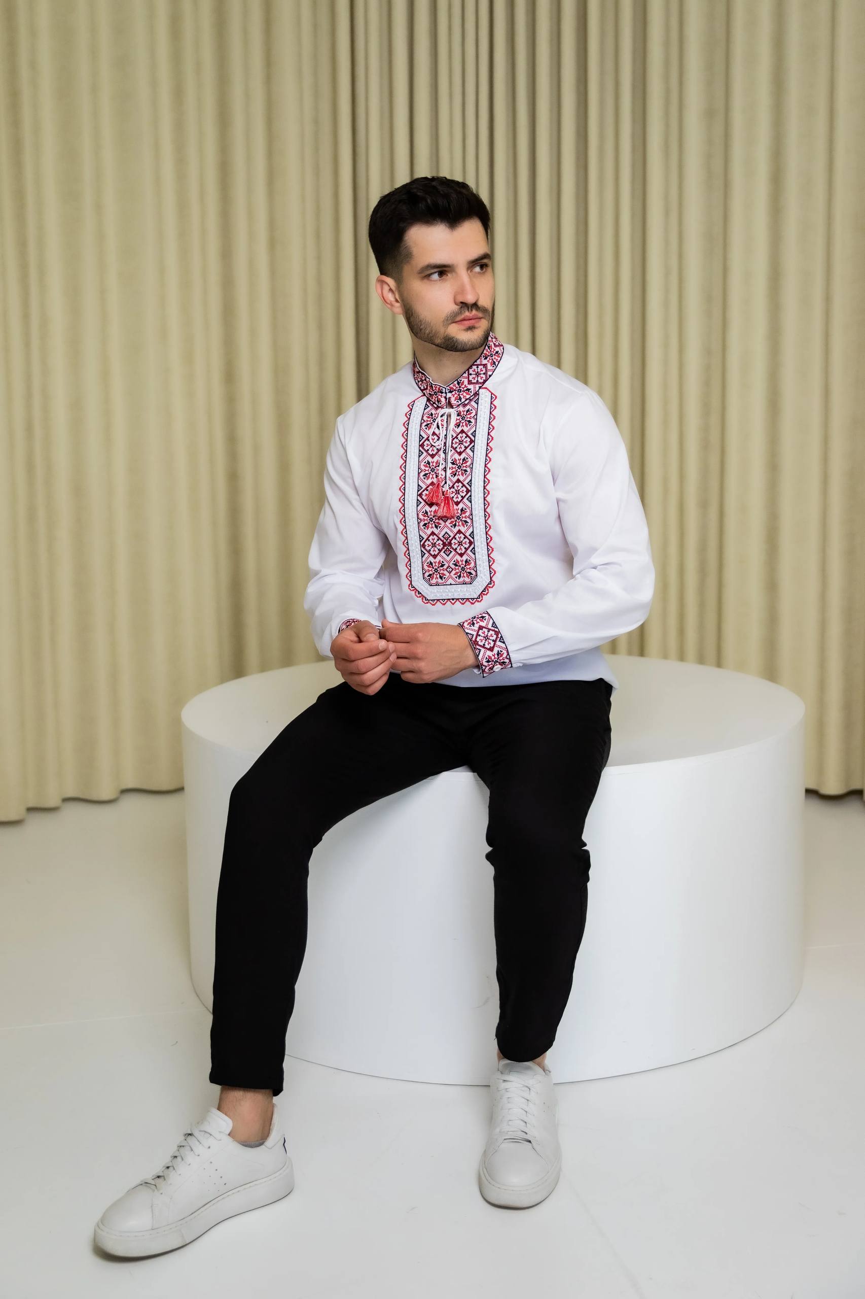 Чоловіча вишиванка  Капрал (біло-червона) hover image