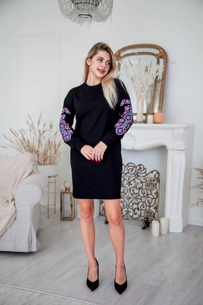 Жіноча вишита сукня Зілля (чорна)