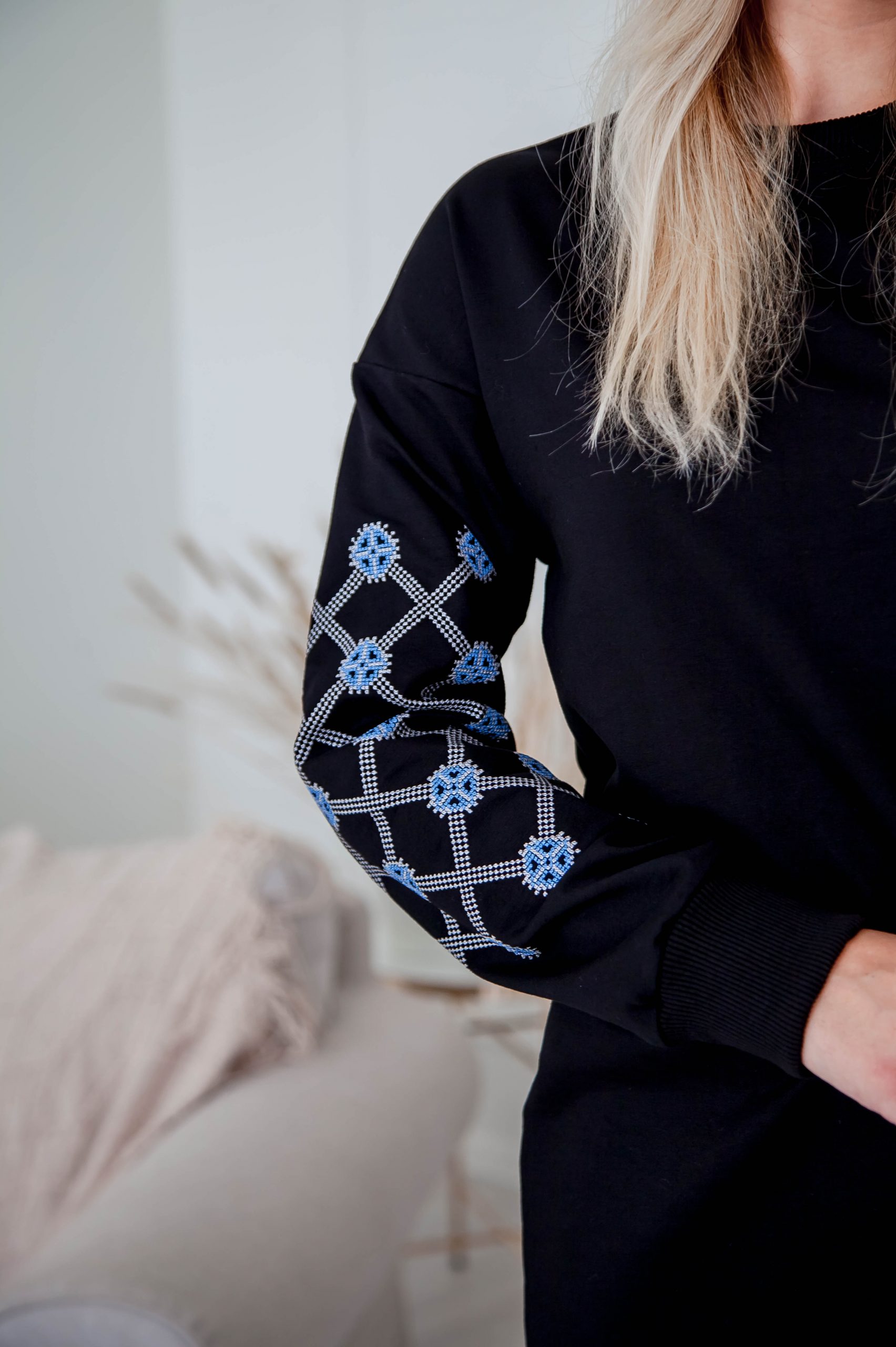 Жіноча вишита сукня Кришталь (чорна) hover image