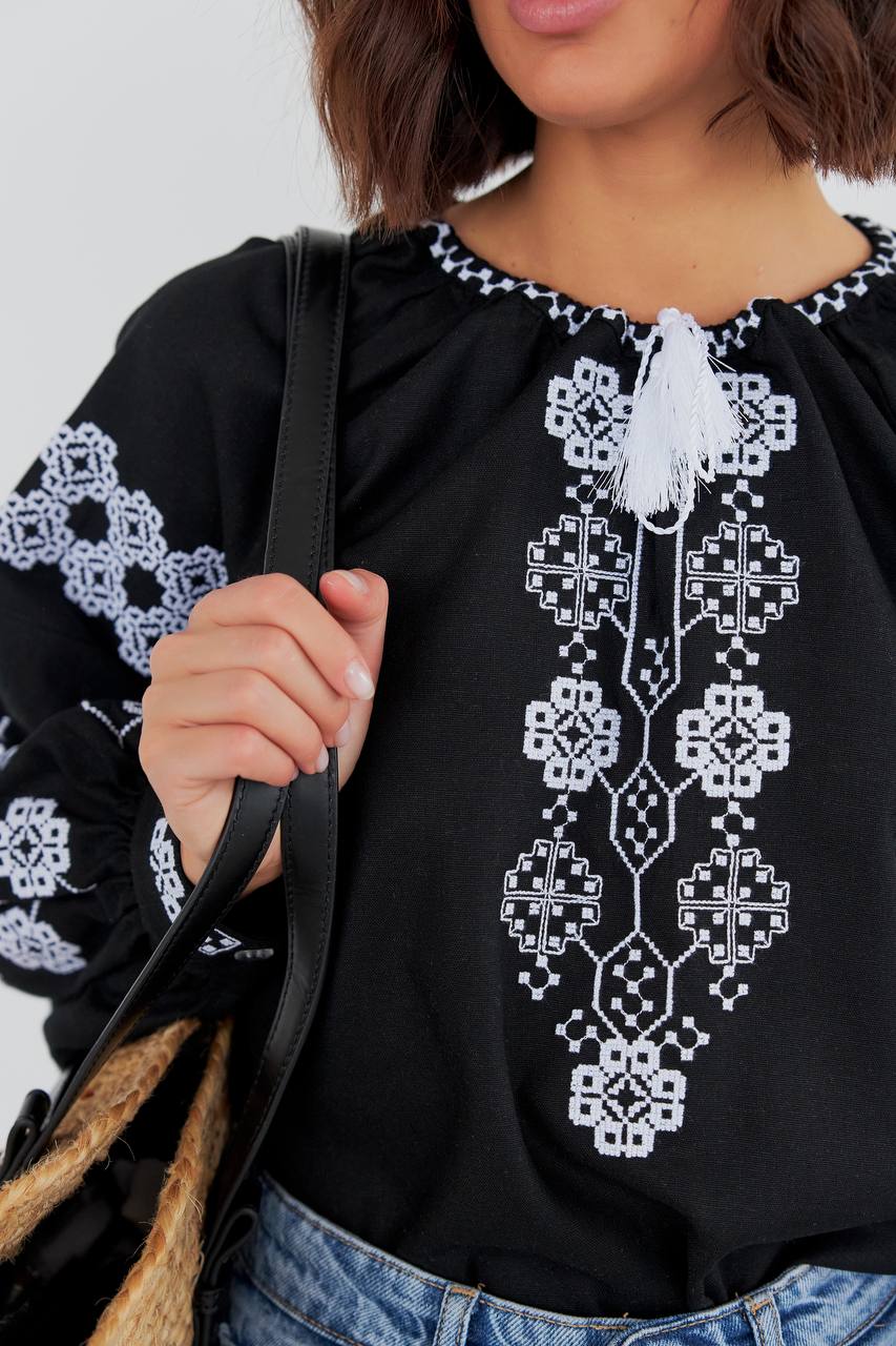 Жіноча вишиванка Бавовна (чорна ) hover image