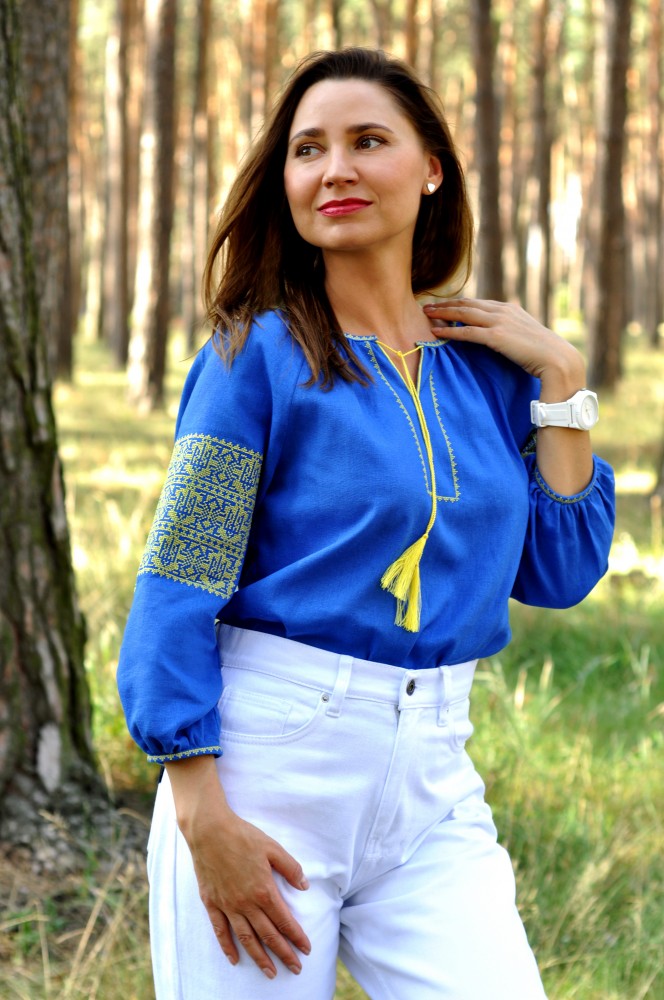 Жіноча вишиванка Герб (блакитна)