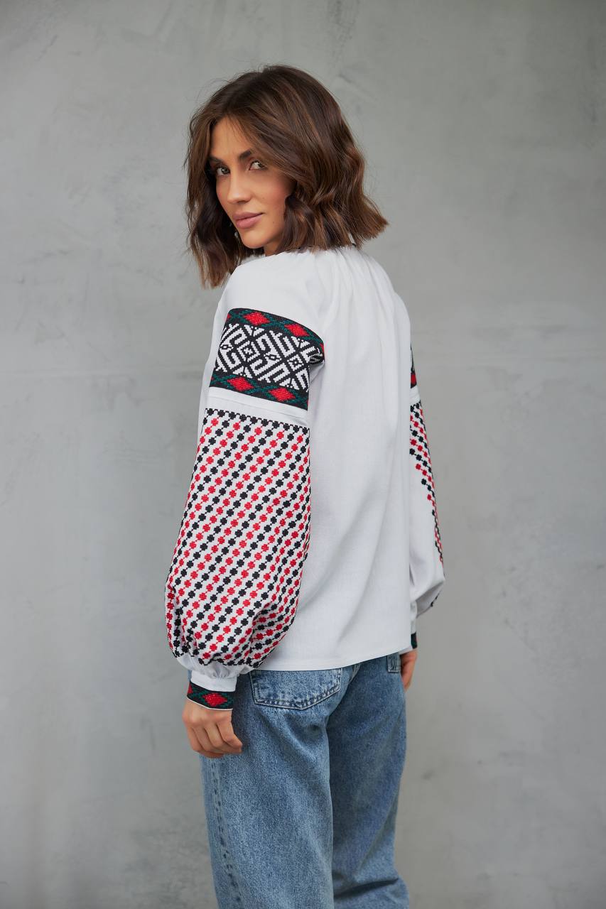 Жіноча вишиванка Колоритна (біла)