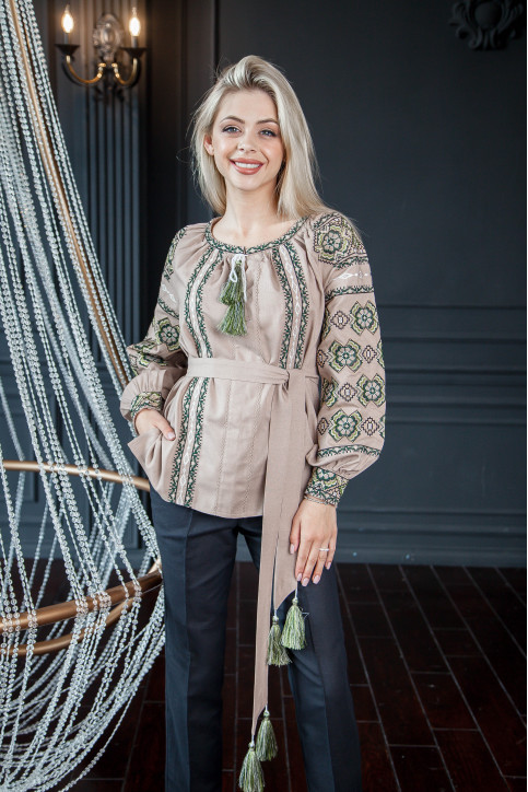 Жіноча вишиванка Олеся (бежева з зеленим)