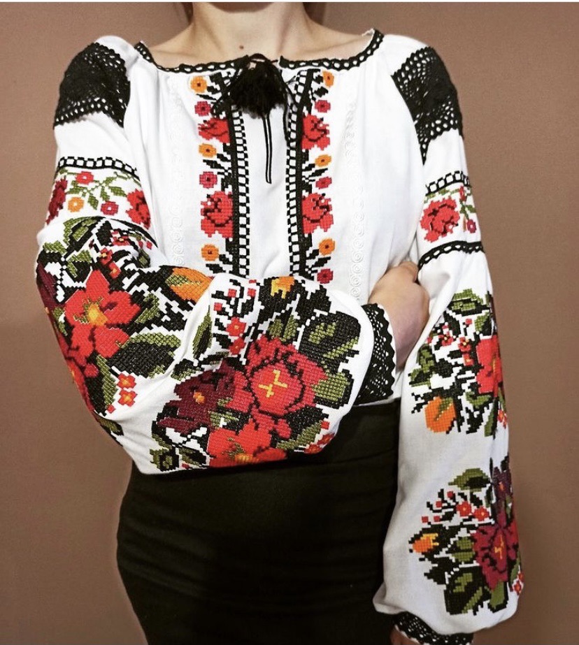 Жіноча вишиванка Червоні Мрії (червоно-чорна)