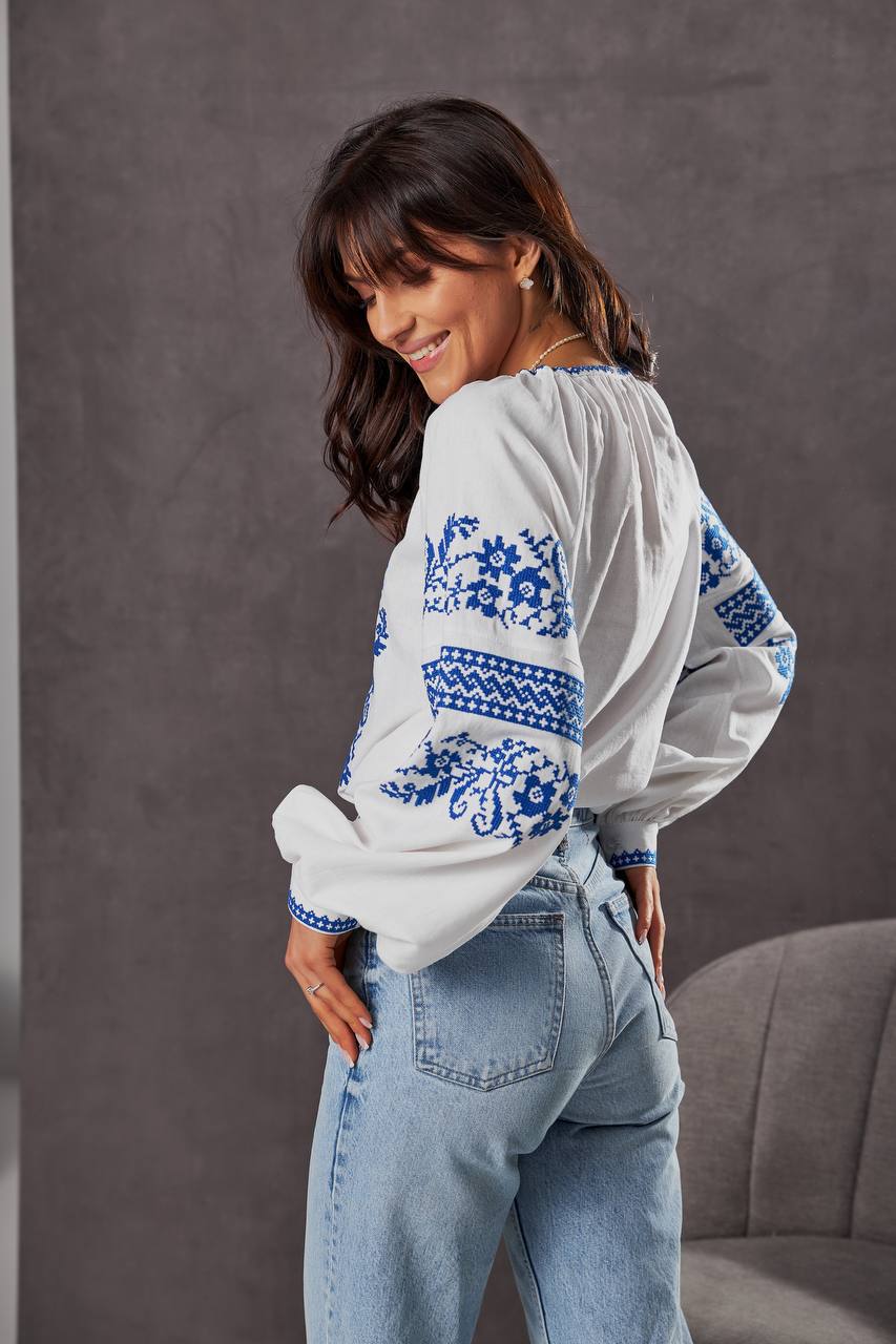 Жіноча вишиванка Бандерівка (біло-блакитна)