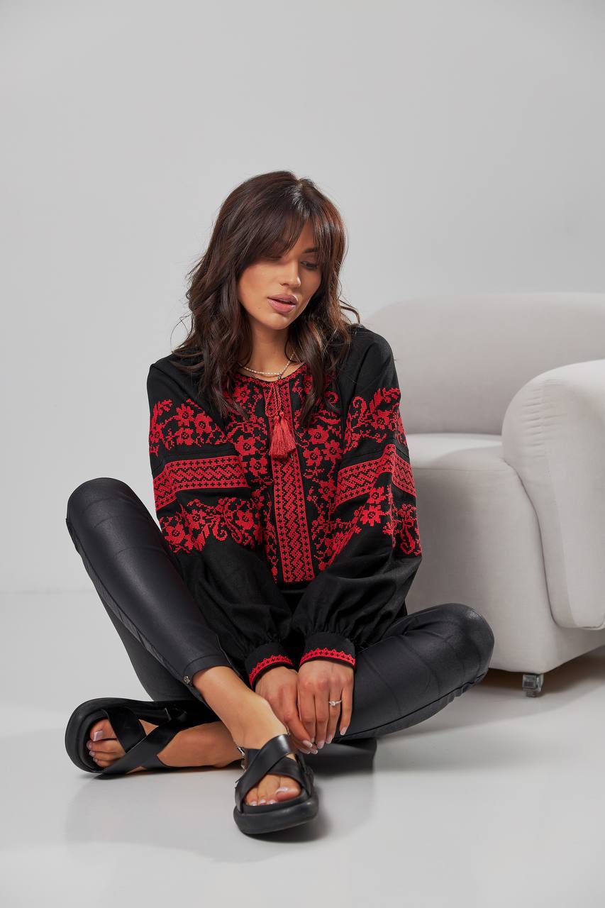 Жіноча вишиванка Бандерівка (чорно-червона)