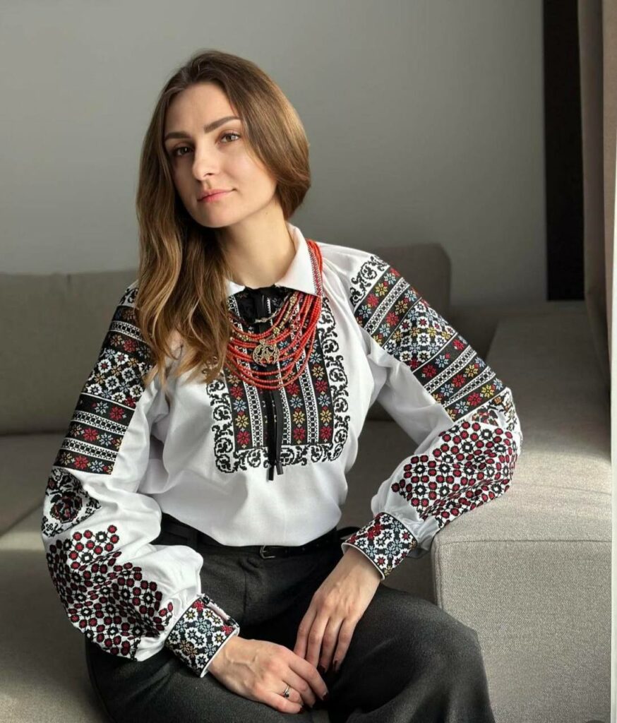 Жіноча вишиванка Берегиня (біла)