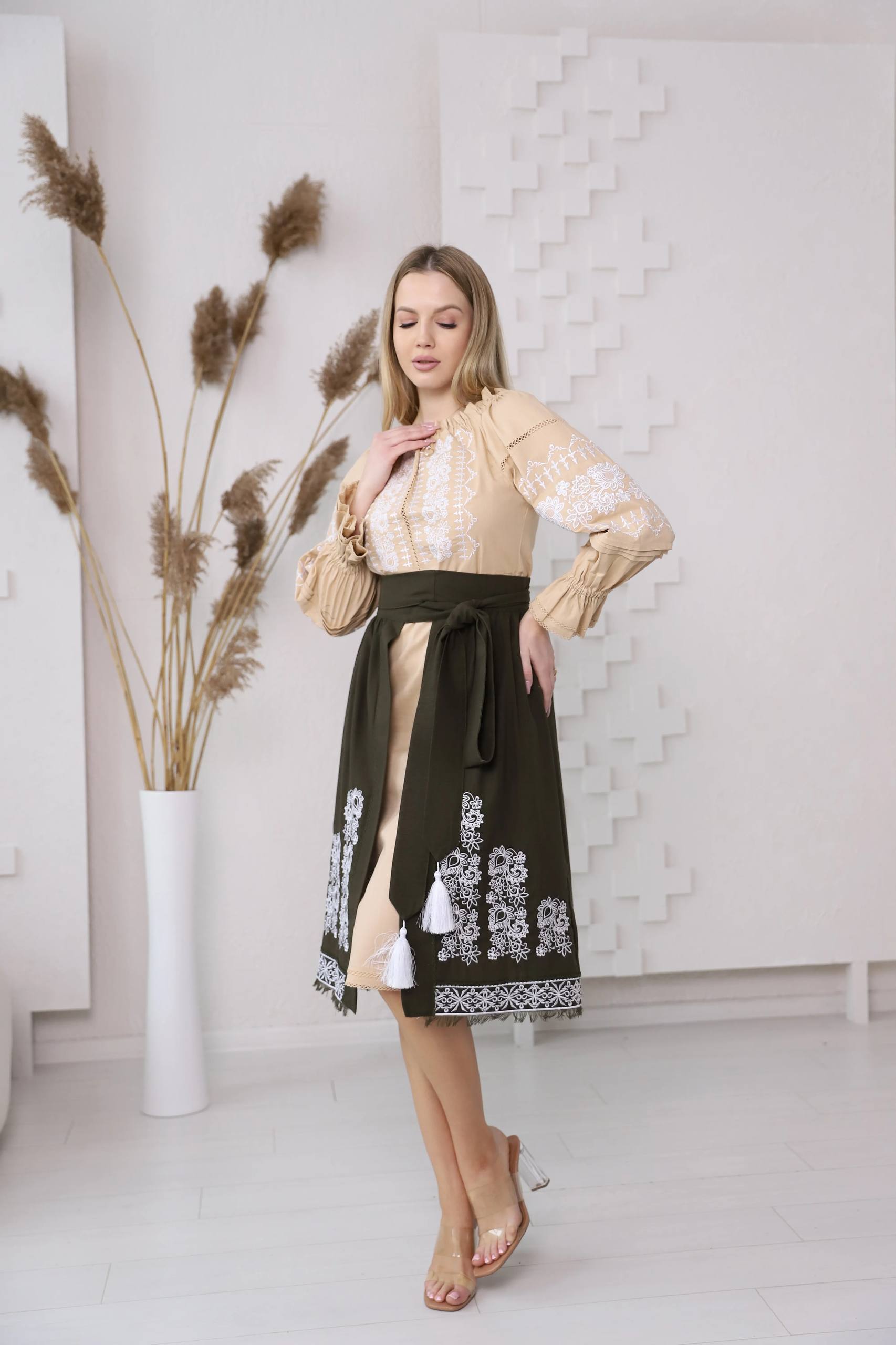 Жіночий вишитий костюм Бойківчанка (біла)