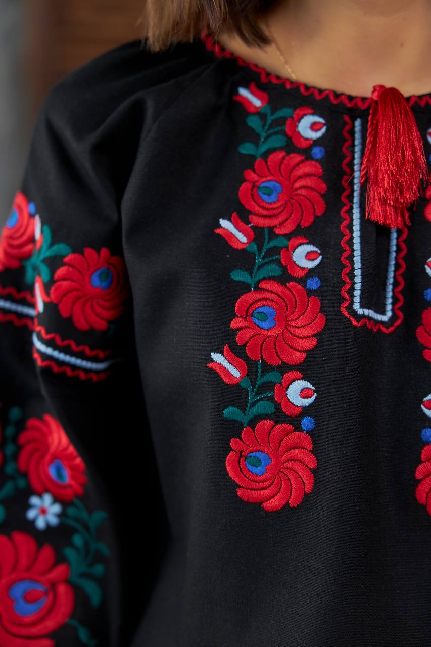 Жіноча вишиванка Петриківка (чорна) hover image