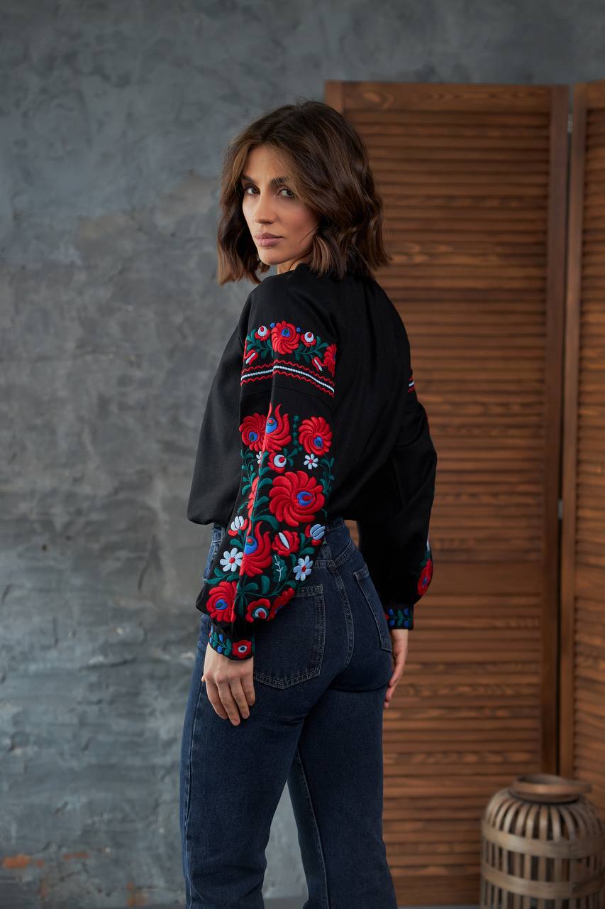 Жіноча вишиванка Петриківка (чорна)