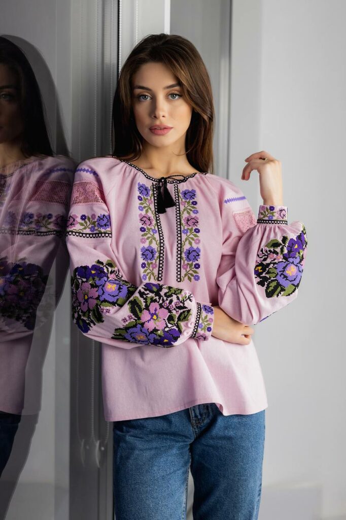 Жіноча вишиванка Мрія (рожева)