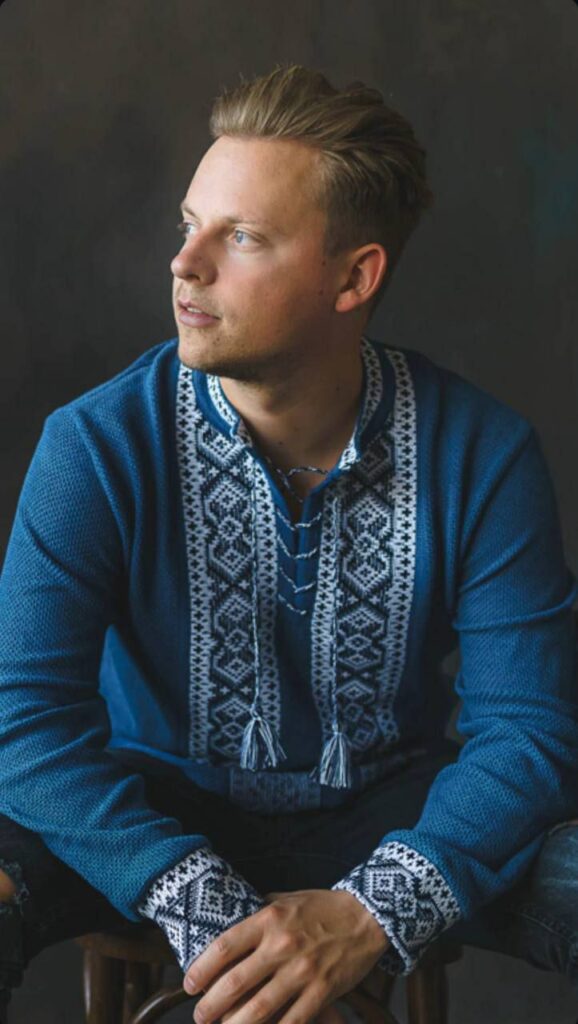 В'язана чоловіча вишиванка Газда (блакитна)