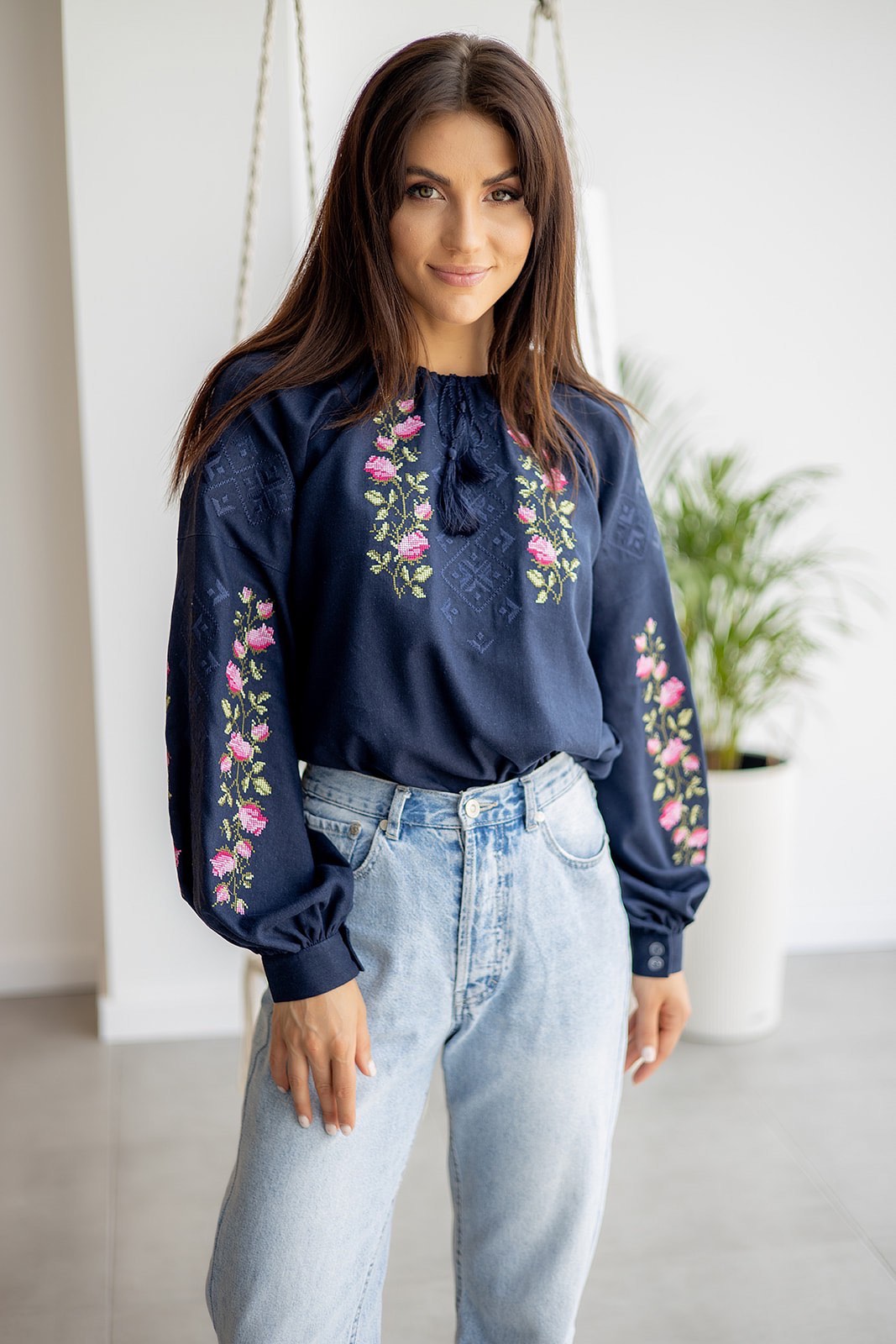 Жіноча вишиванка Діана (темно-синя)