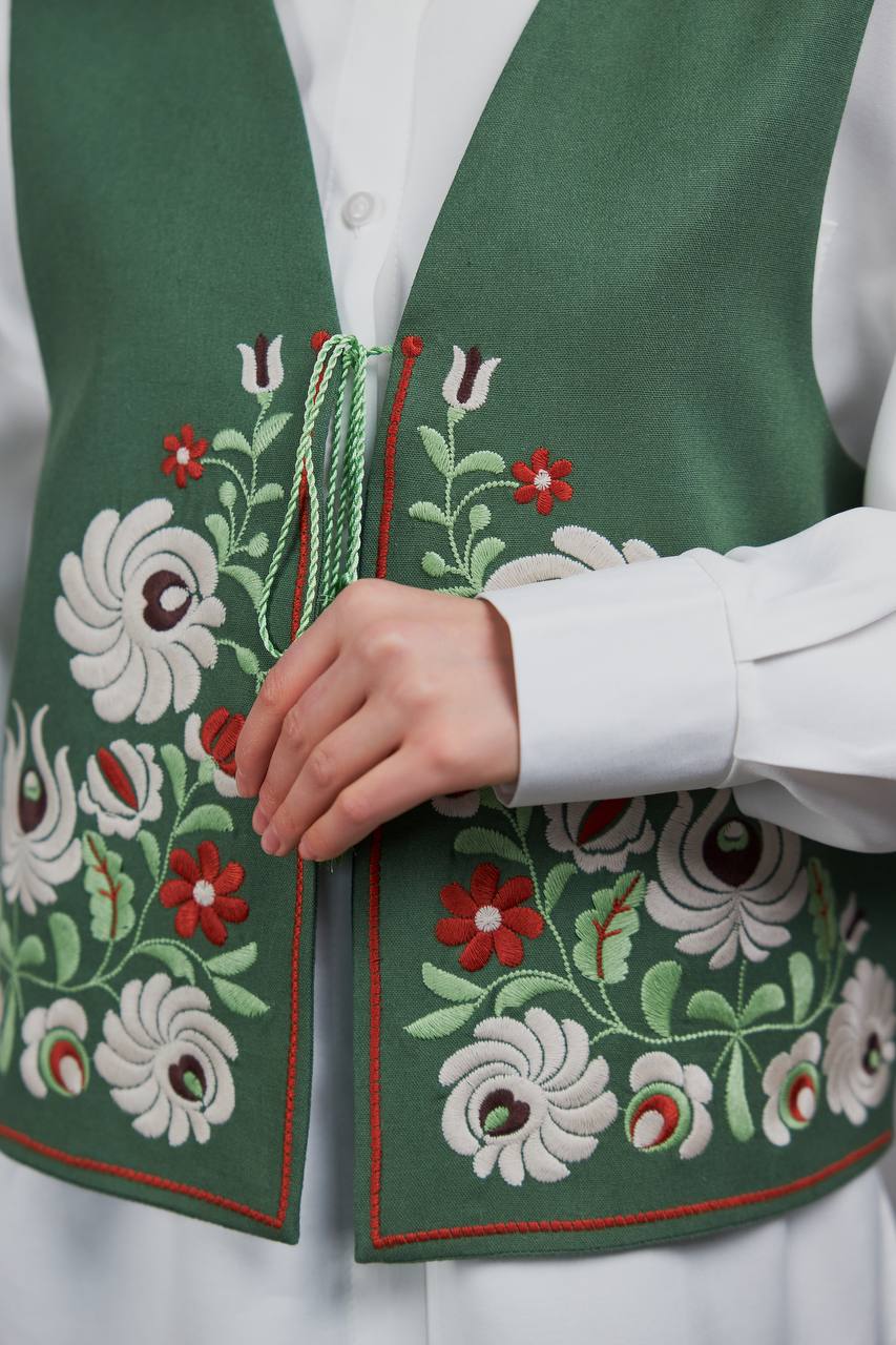 Жіноча вишита жилетка Петриківка (зелена) hover image