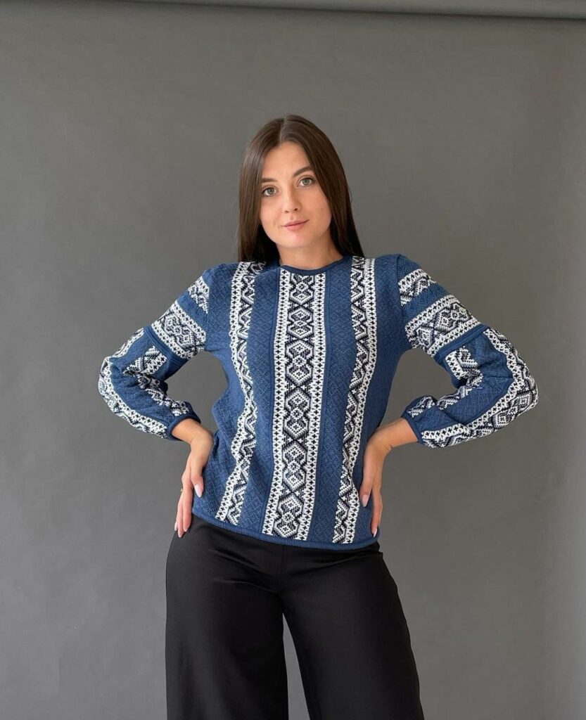 В’язана жіноча вишиванка Газдиня (блакитна)