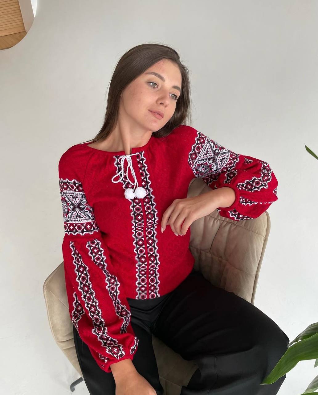 В’язана жіноча вишиванка Газдиня (червона)