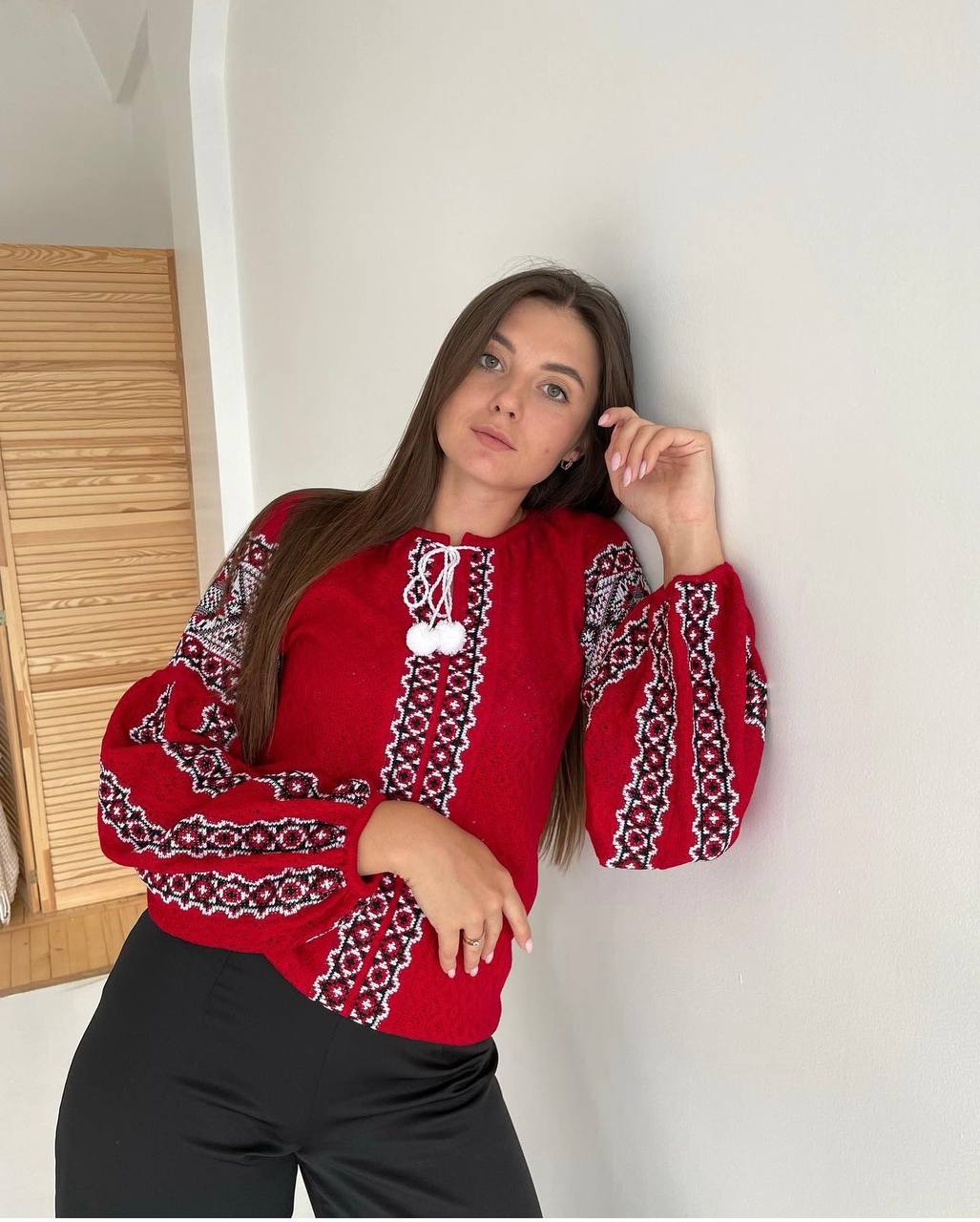 В’язана жіноча вишиванка Газдиня (червона) hover image