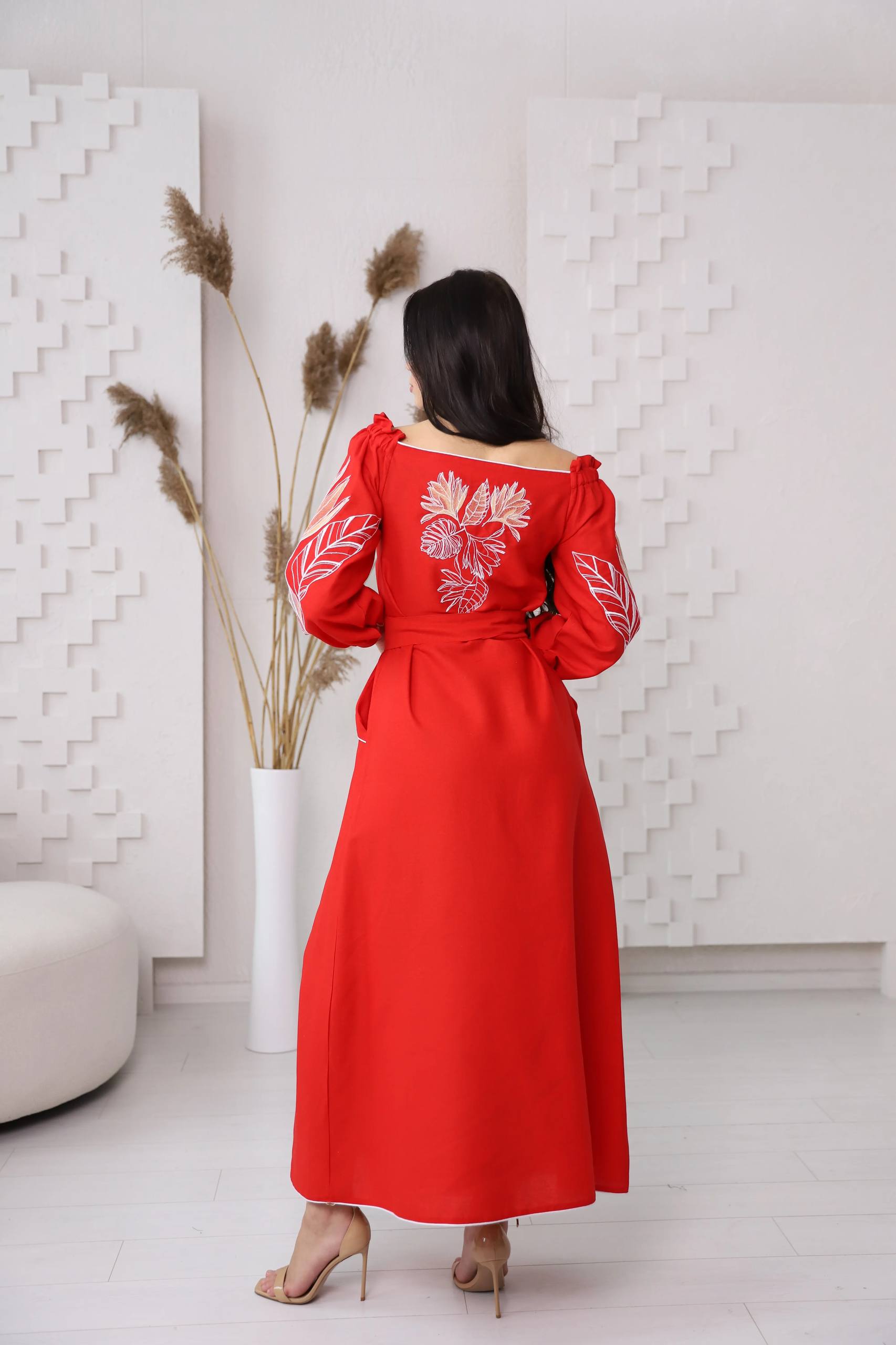 Жіноча вишита сукня Княжна (червона)