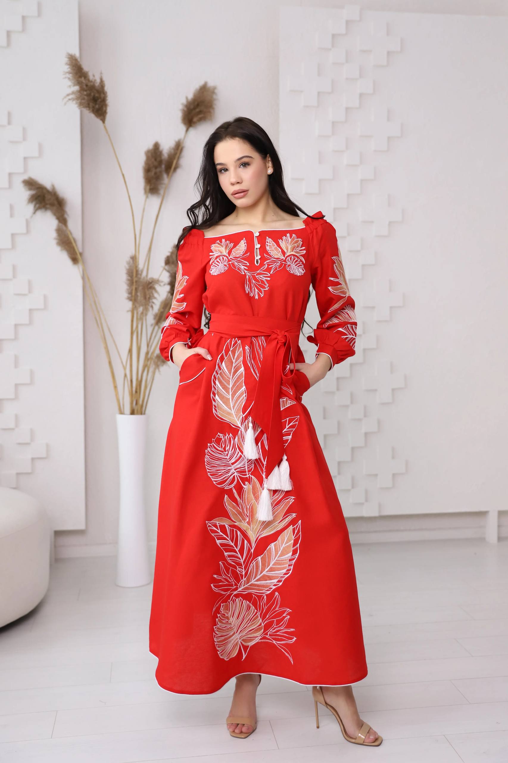 Жіноча вишита сукня Княжна (червона) hover image