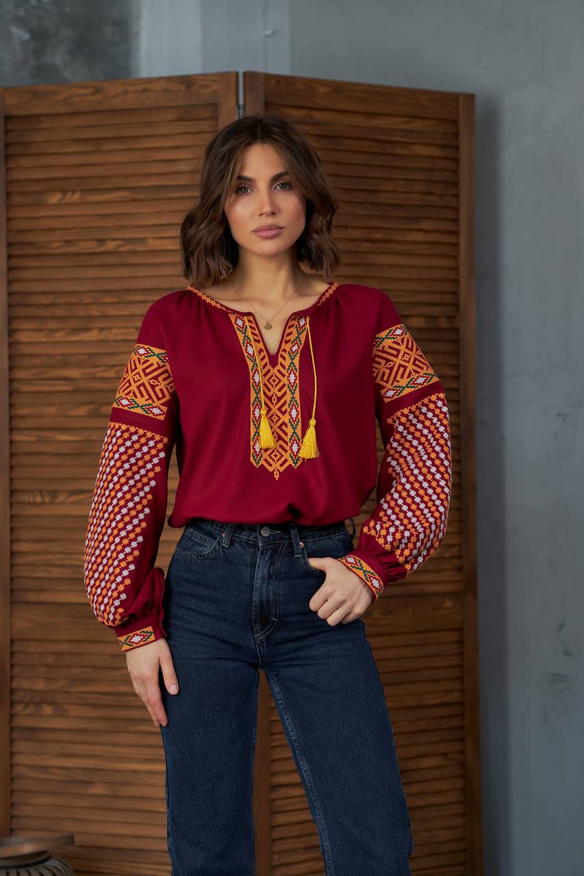 Жіноча вишиванка Колоритна (бордо)