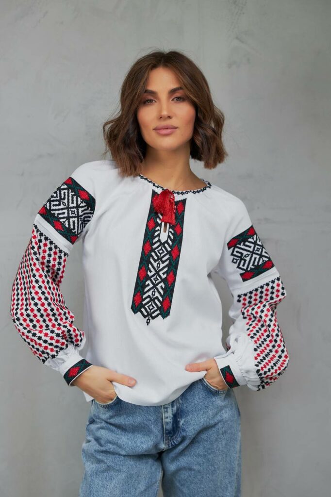 Жіноча вишиванка Колоритна (біла)