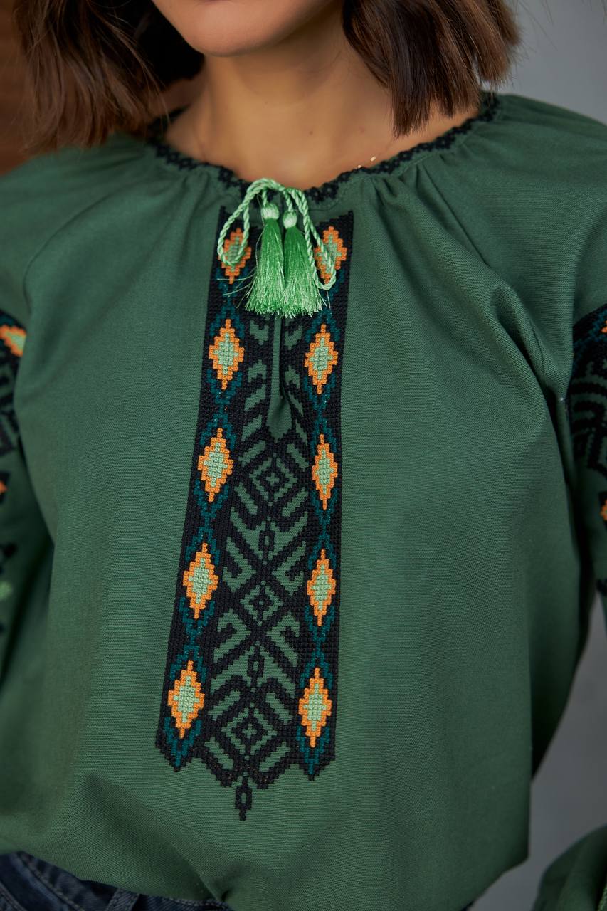 Жіноча вишиванка Колоритна (зелена)