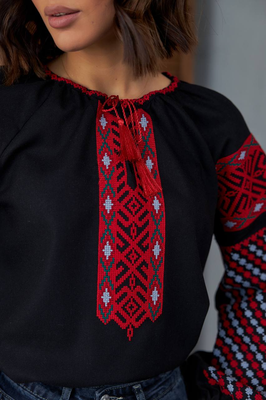 Жіноча вишиванка Колоритна (чорна)