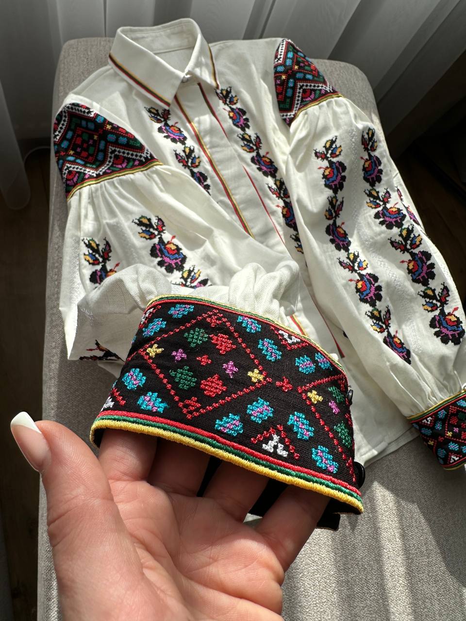 Дизайнерська вишита сорочка з комірцем