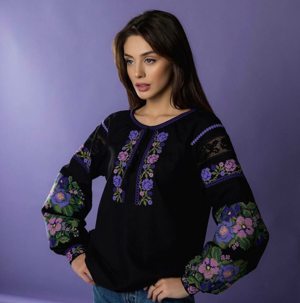 Жіноча вишиванка Мрія (чорна)