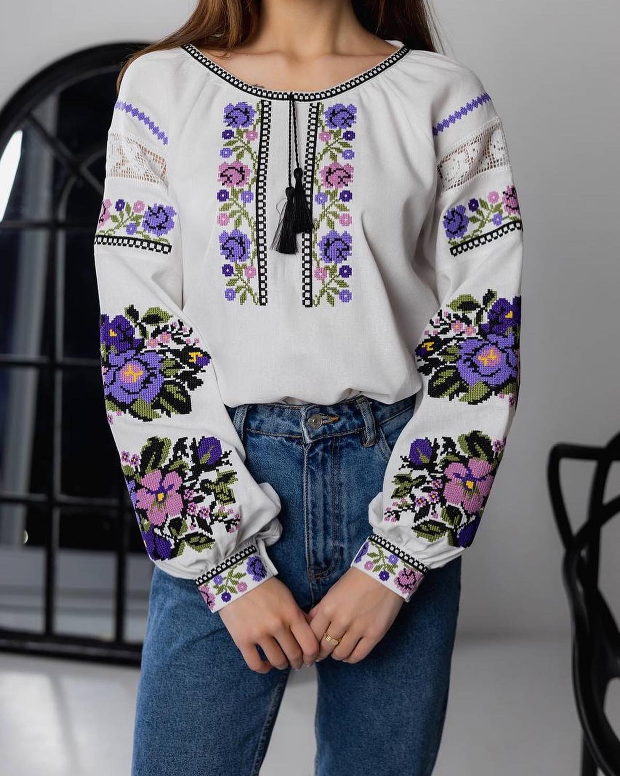 Жіноча вишиванка Мрія (біло-фіолетова) hover image