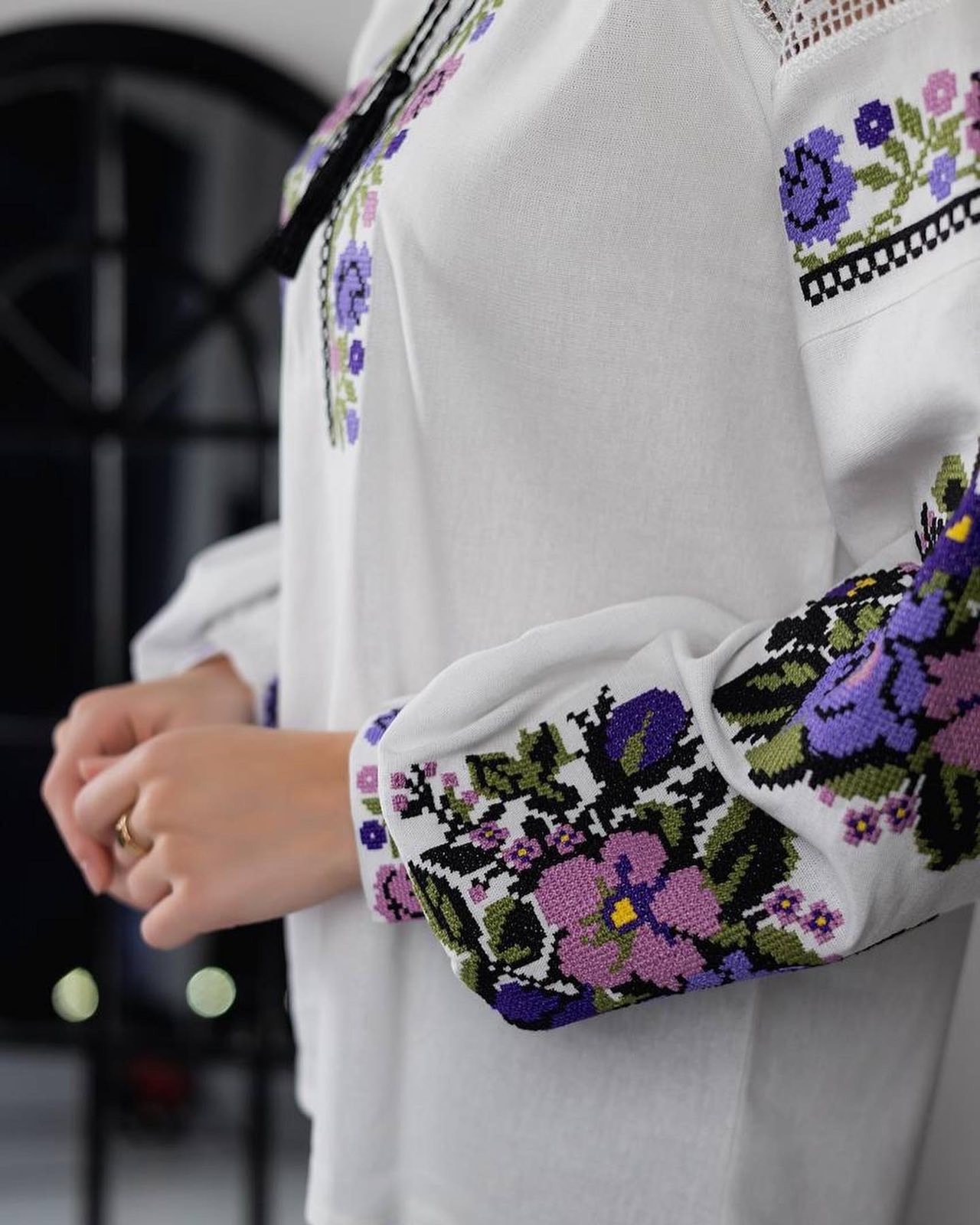 Жіноча вишиванка Мрія (біло-фіолетова)