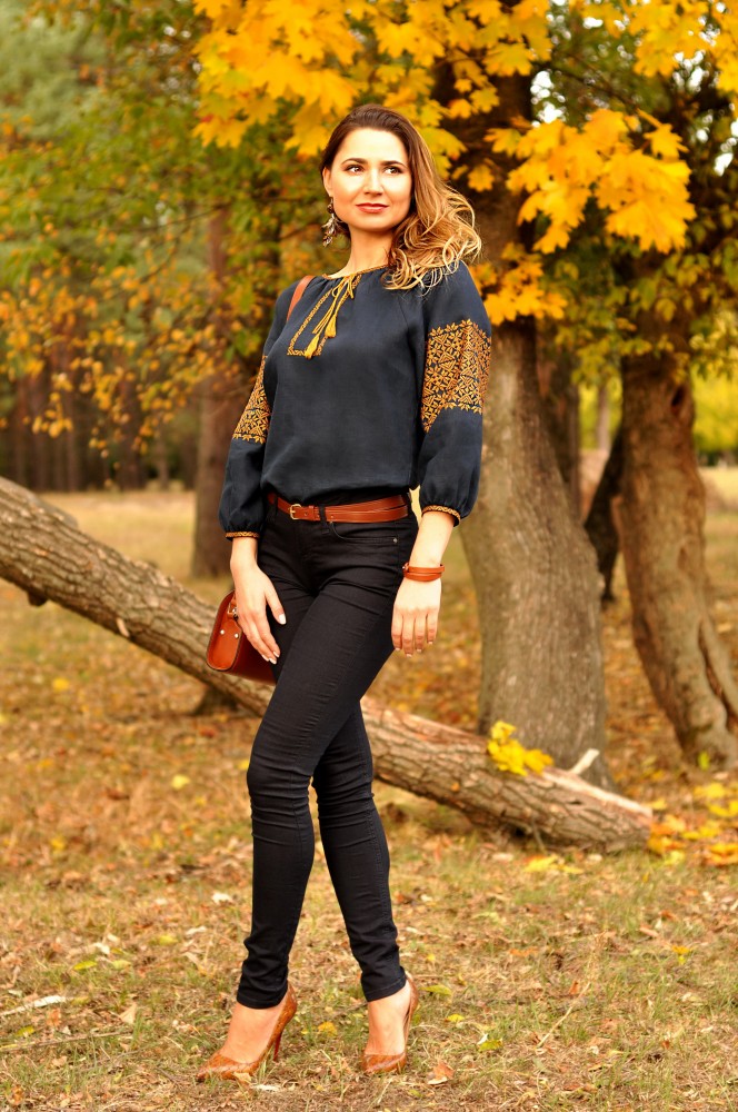 Жіноча вишиванка Липа (темно-синя) hover image