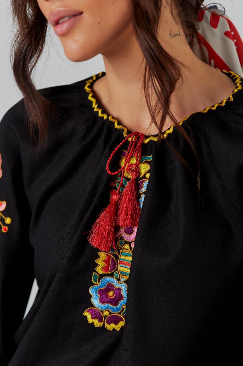 Жіноча вишиванка Гуцулка (чорна)