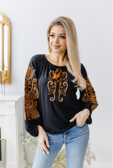 Жіноча вишиванка Марта (чорно-золота) hover image
