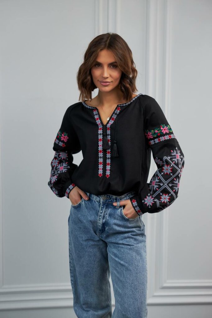 Жіноча вишиванка Нескорена (чорна)