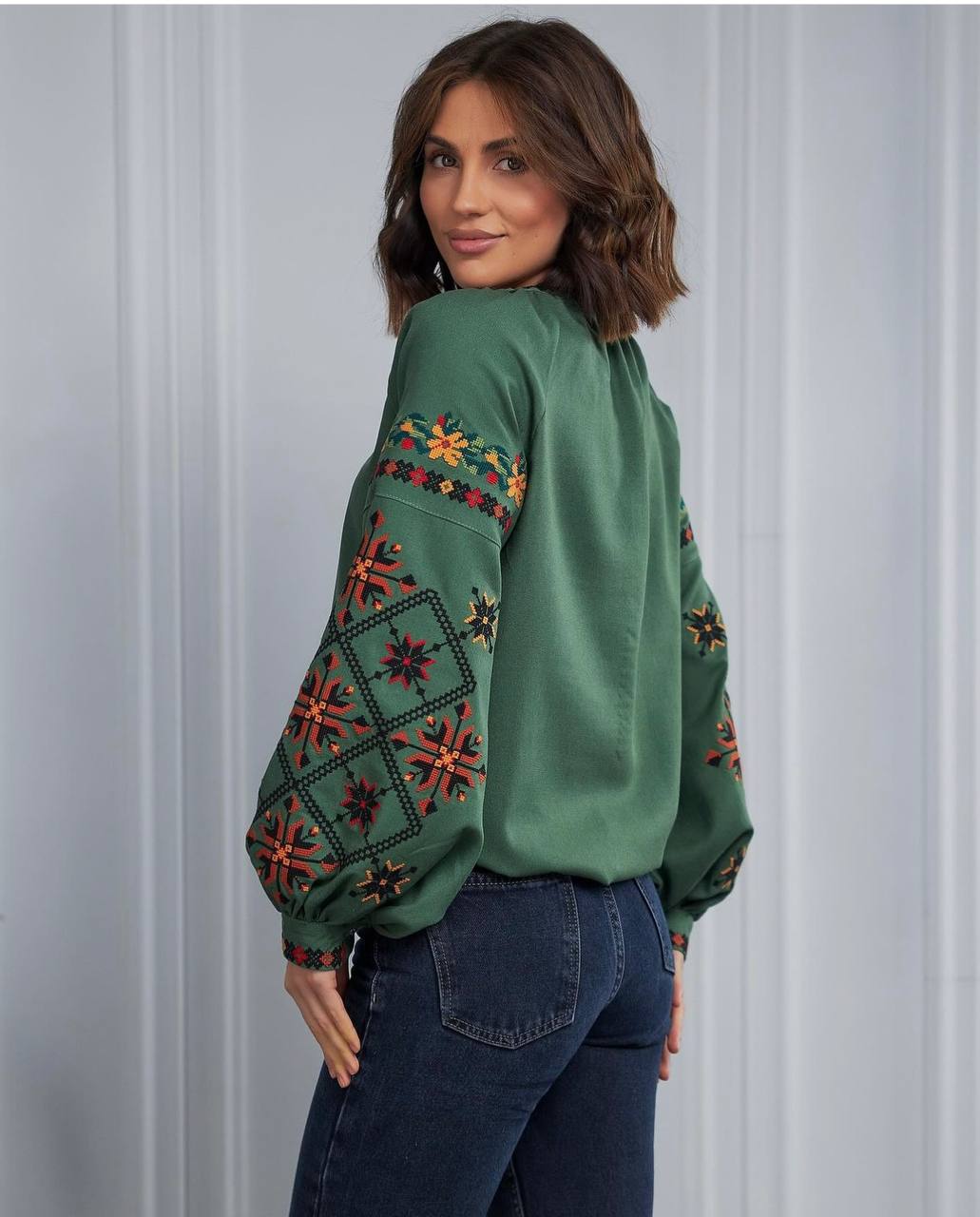 Жіноча вишиванка Нескорена (зелена)