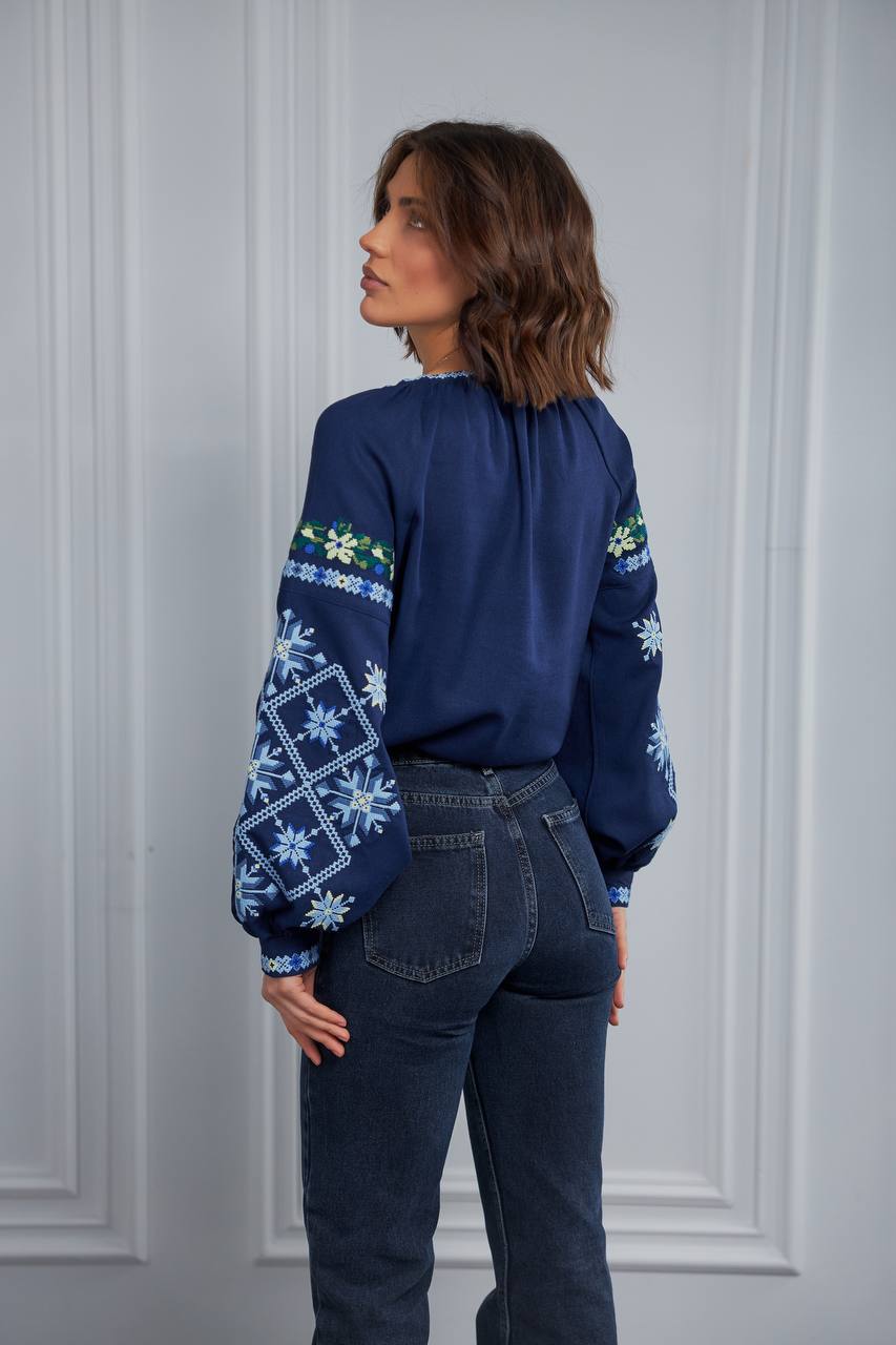 Жіноча вишиванка Нескорена (синя)