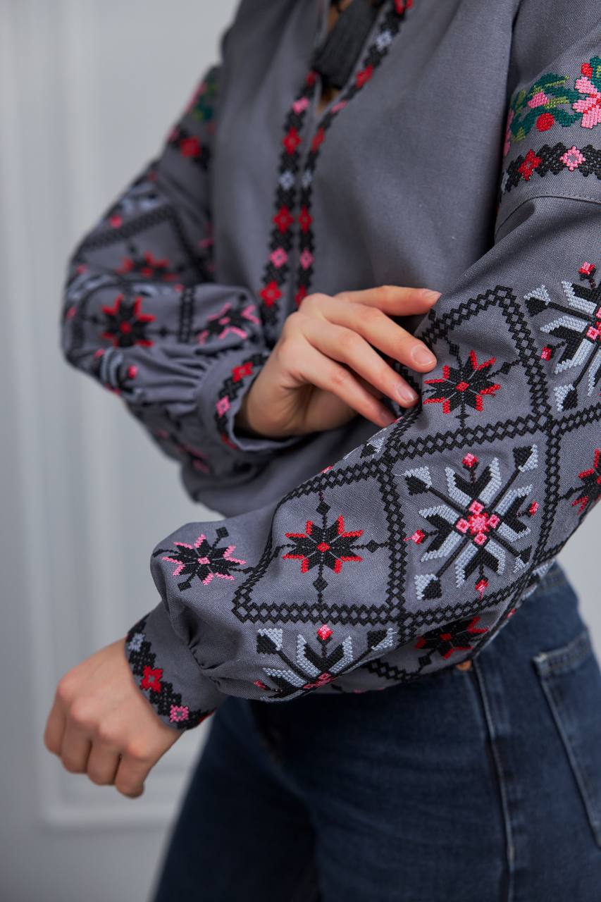 Жіноча вишиванка Нескорена (сіра) hover image