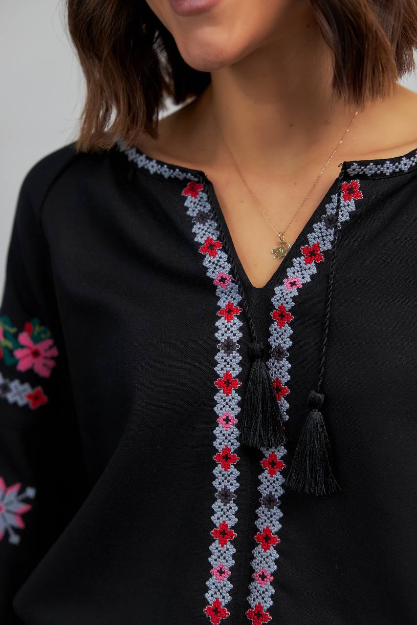 Жіноча вишиванка Нескорена (чорна) hover image