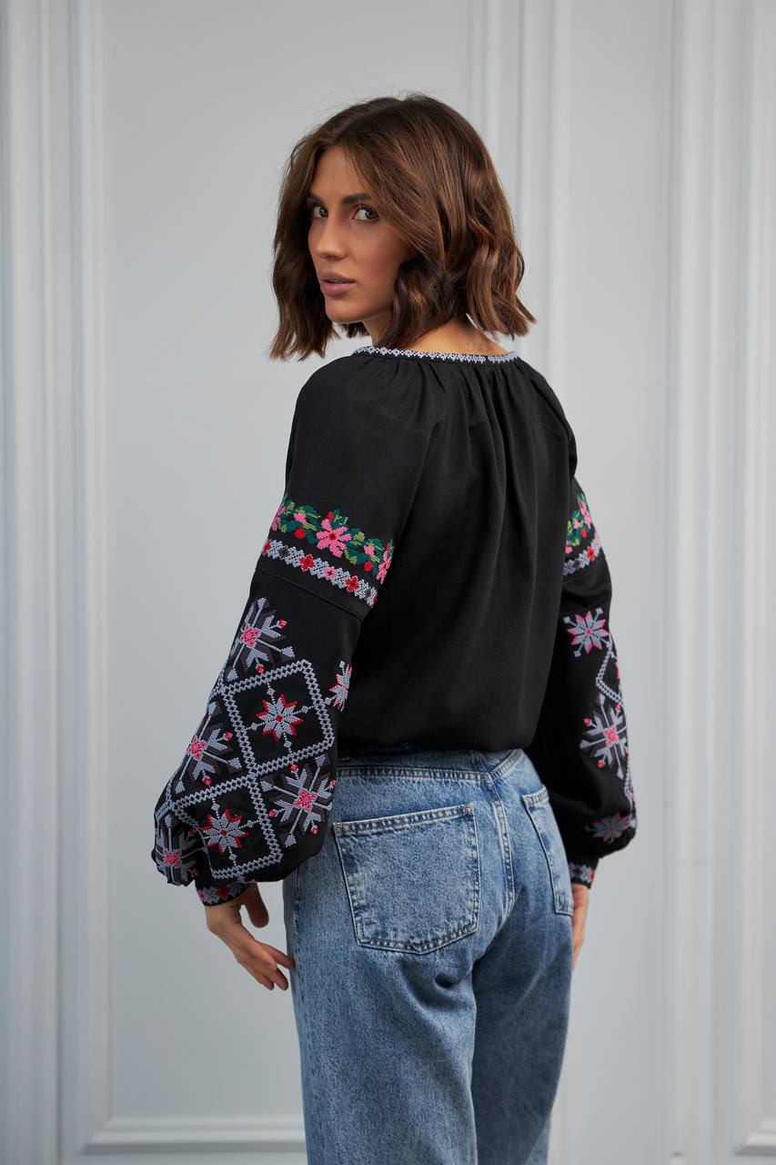 Жіноча вишиванка Нескорена (чорна)