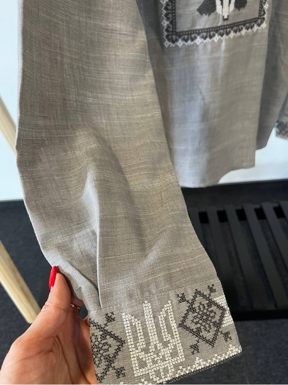 Чоловіча вишиванка Перемога (сіра) hover image