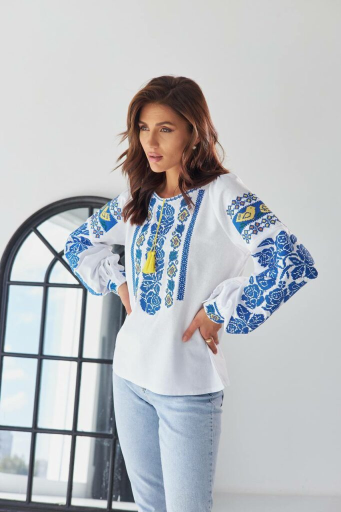 Жіноча вишиванка Птахи (біло-синя)
