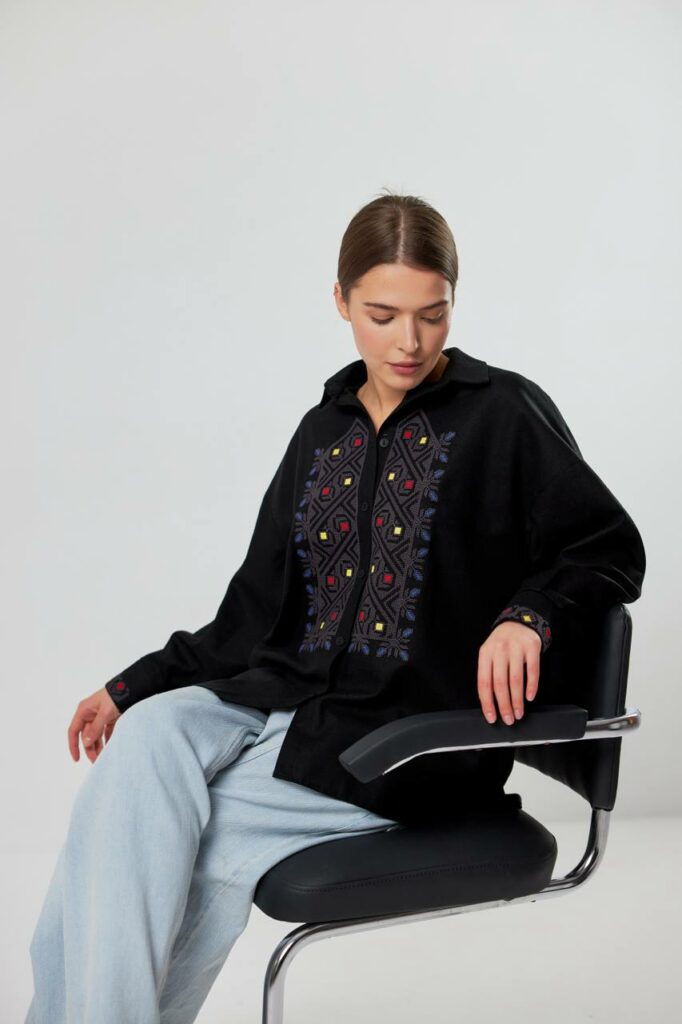 Жіноча вишиванка Серпанок (чорна)