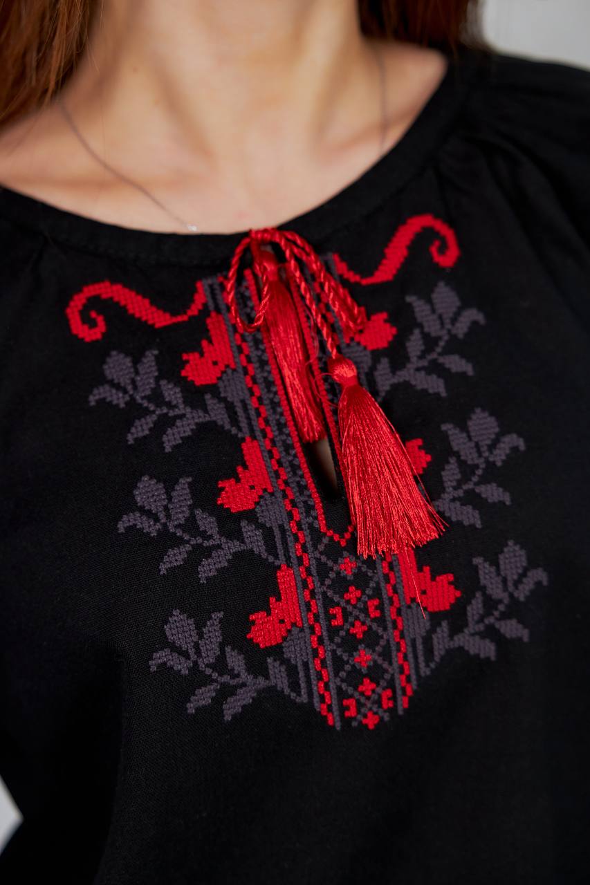 Жіноча вишиванка Стожари  (чорна) hover image