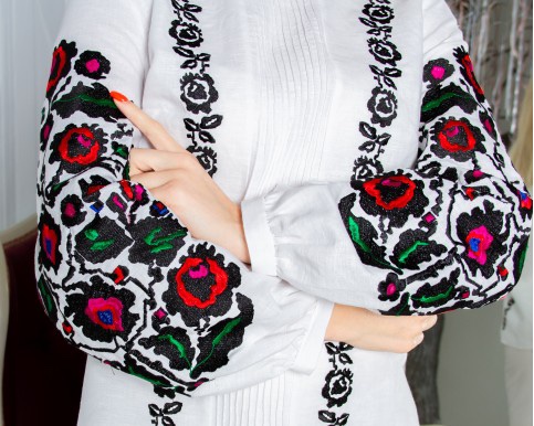 Жіноча вишиванка Іларія (біло-чорна) hover image