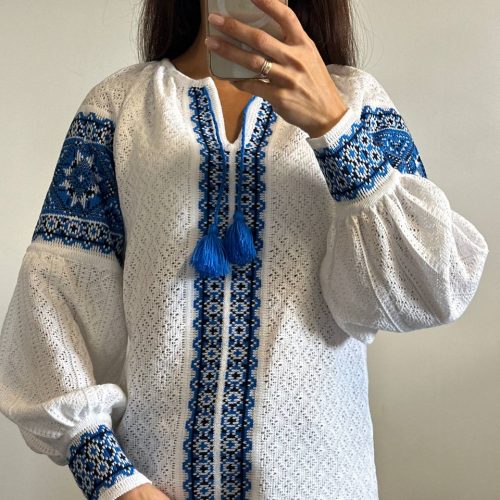 В’язана жіноча вишиванка Газдиня (біло-синя) - 4XL