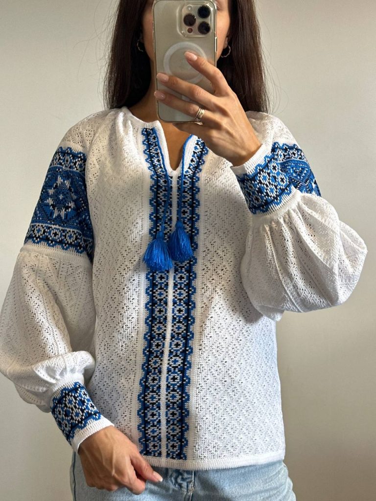 В’язана жіноча вишиванка Газдиня (біло-синя)