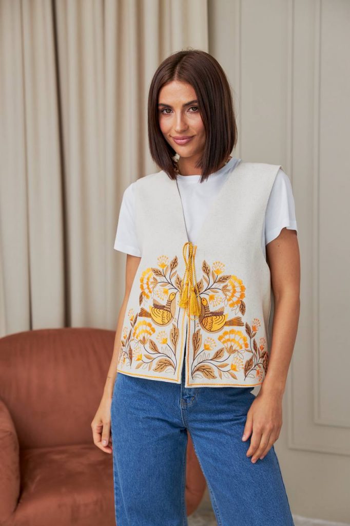 Жіноча вишита жилетка Дивоцвіт (молочна)