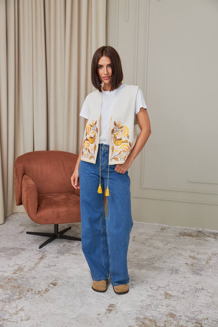 Жіноча вишита жилетка Дивоцвіт (молочна)