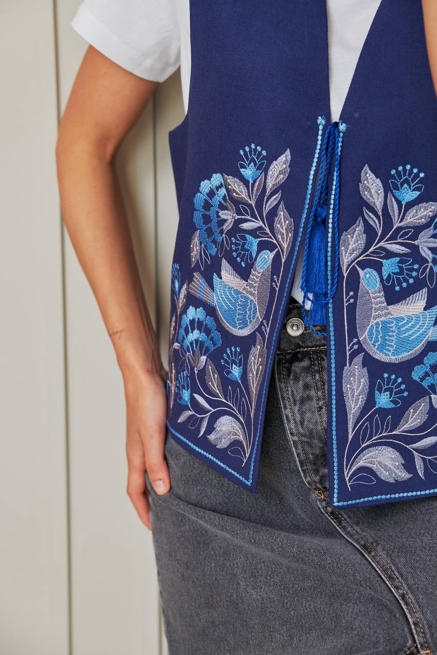Жіноча вишита жилетка Дивоцвіт (синя)